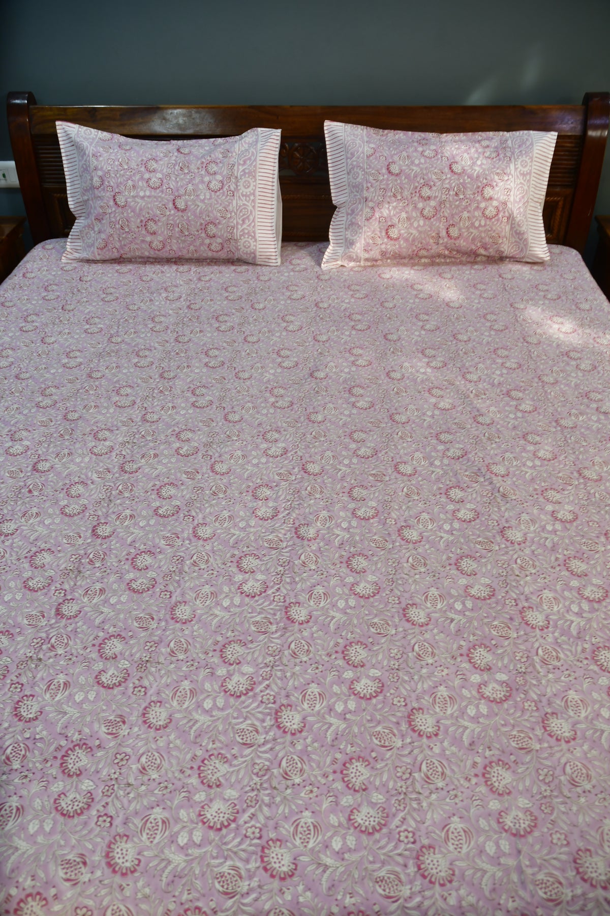 Gulaabi floral Bedsheet - Embrace the Beauty of Spring for Your Bedroom