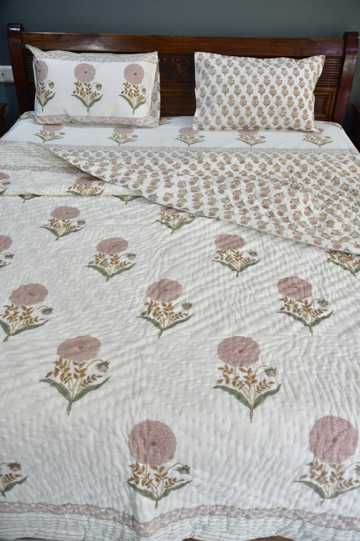 Pink Phool Bedding set Close up